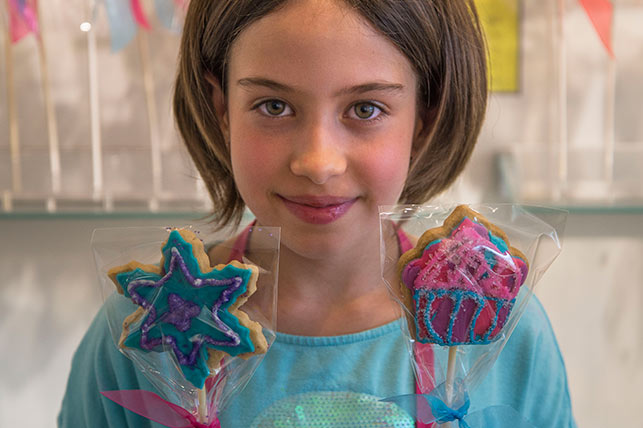 Jeune fille avec ses biscuits décorés chez Sweet isabelle